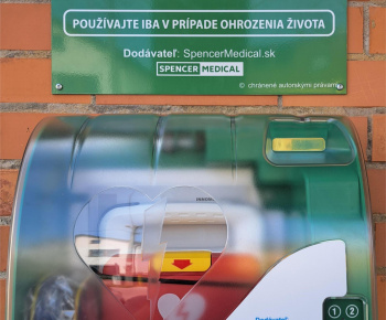 Aktuality / Diaková má aktivovaný AED defibrilátor - foto